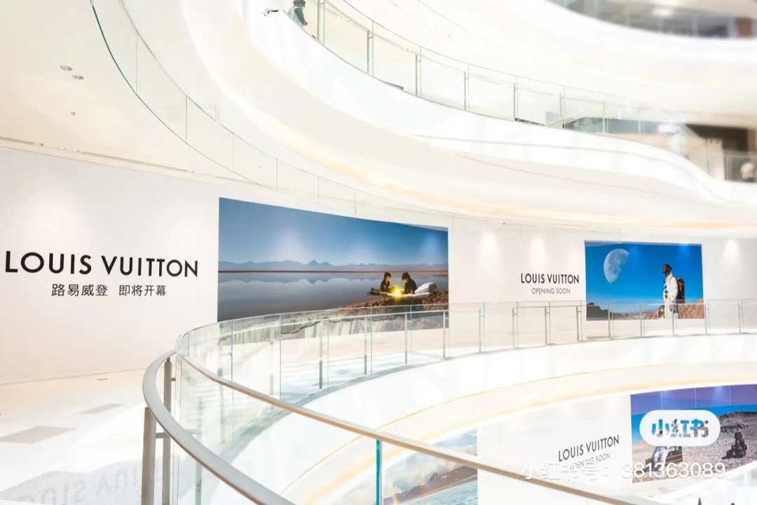 海口万象城的路易威登店铺围挡.