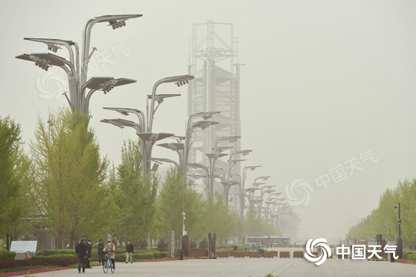 昨天，北京建筑物在沙尘中若隐若现。（图/中国天气网王晓）