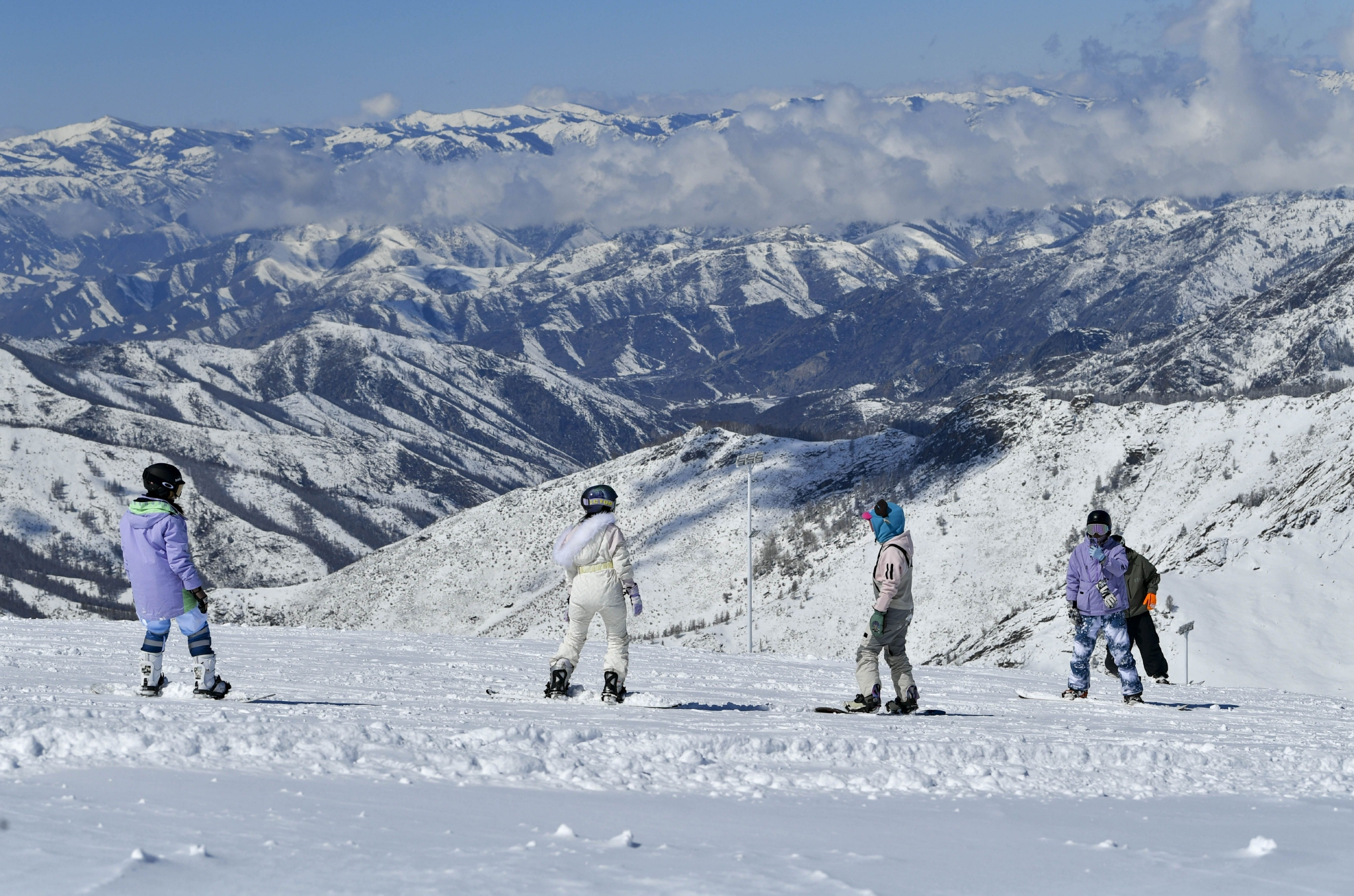 超长雪季助新疆阿勒泰地区打造国际滑雪胜地__财经头条