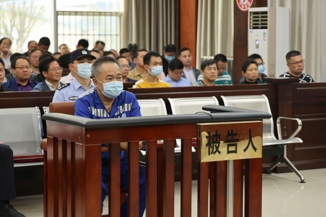 6万元,广西河池金城江区人大原一级主任科员黄景峰出庭受审|犯罪_新浪