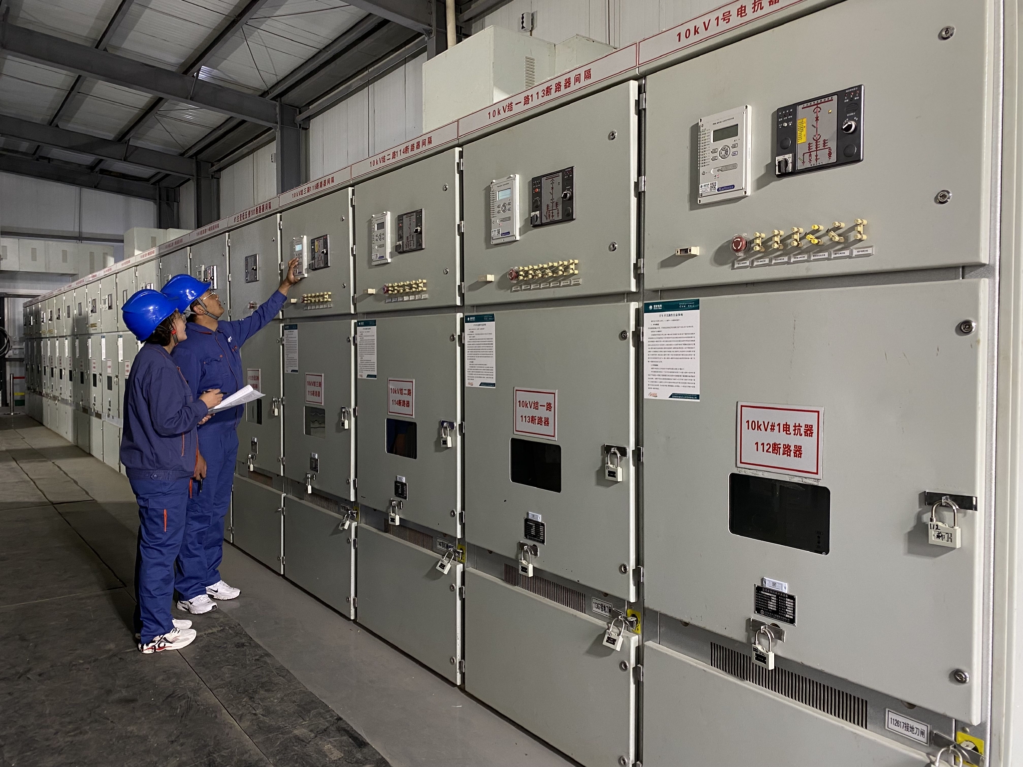 十三年,玉树电网在地震废墟上从零开始重建,从震前的35千伏电力孤网跃