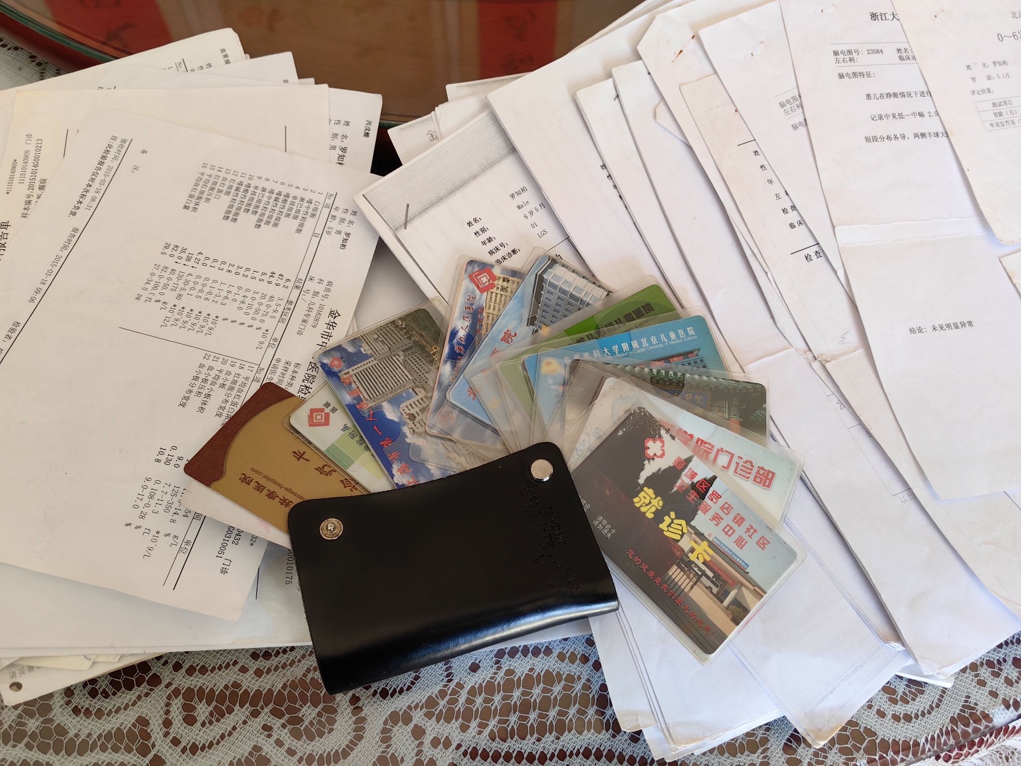 到现在,他每天吃4种控制癫痫的药,隔三四个月验一次血,查指标是否正常