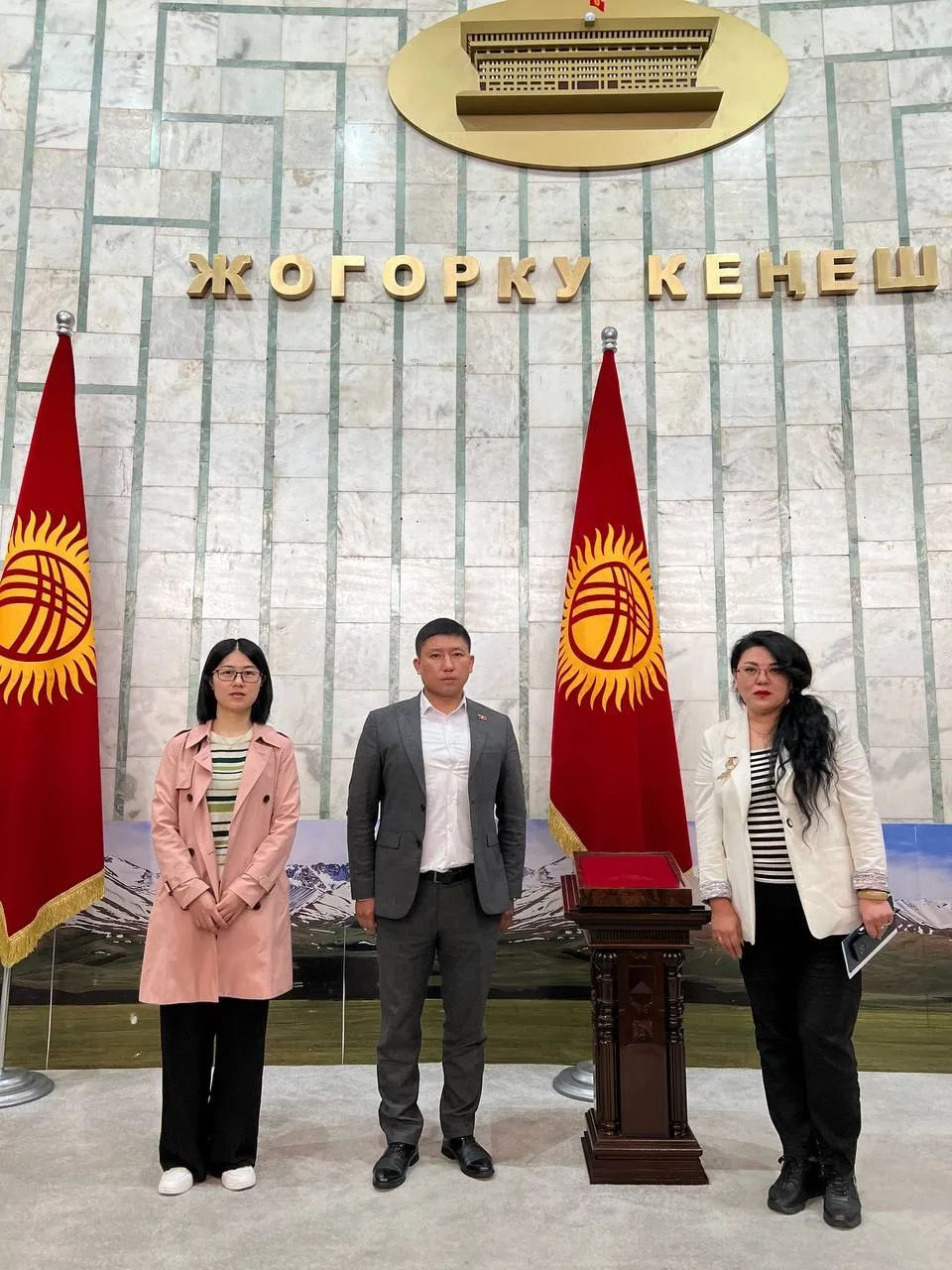吉尔吉斯斯坦议员卡里姆·汉哲扎(中)接受丝路新观察全媒体记者采访.