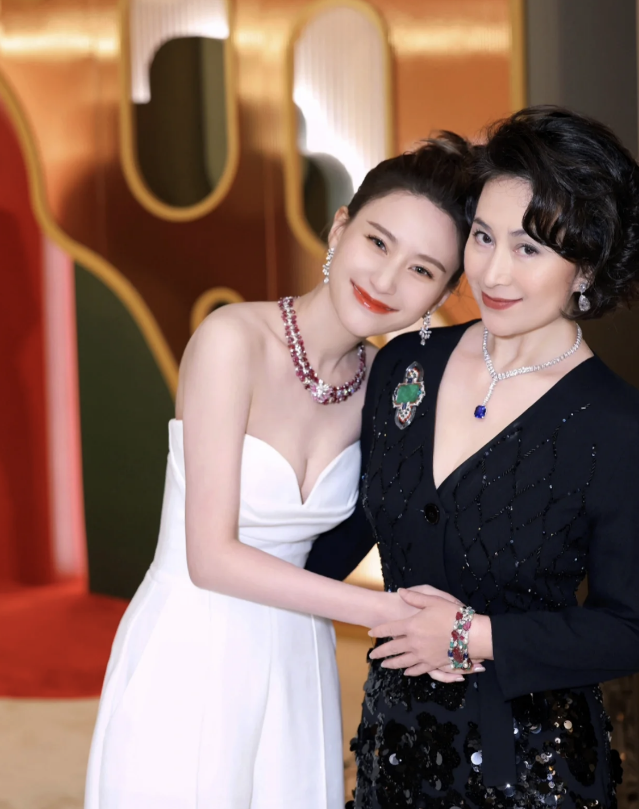 何超莲晒与何超琼亲密合影,姐妹俩隔空亲吻,颜值优越长得好像|何超莲|何超琼|姐妹俩_新浪新闻