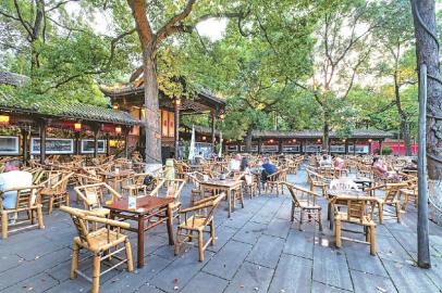 成都铁像寺水街露天茶馆.