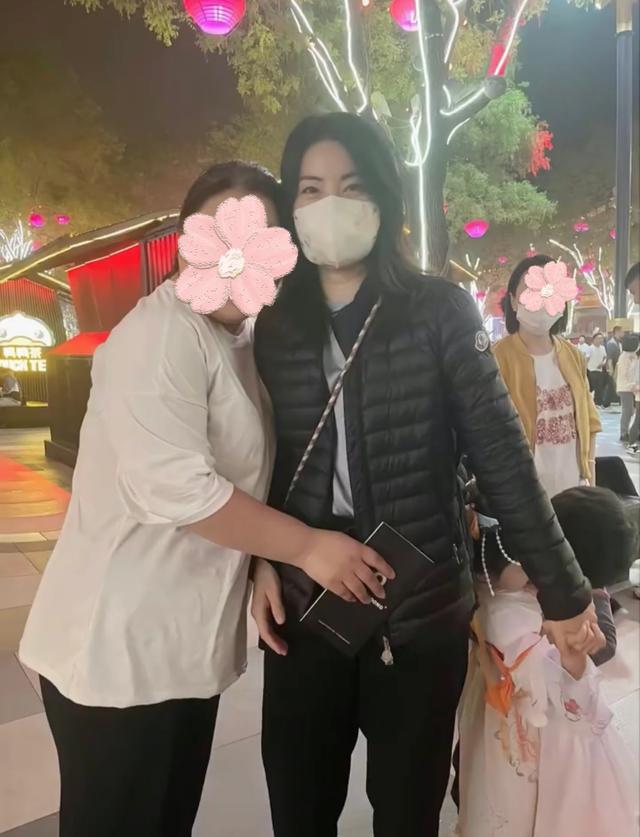 霍启刚夫妇懒理家产风波，带三娃内地游玩，郭晶晶亲切合影无架子