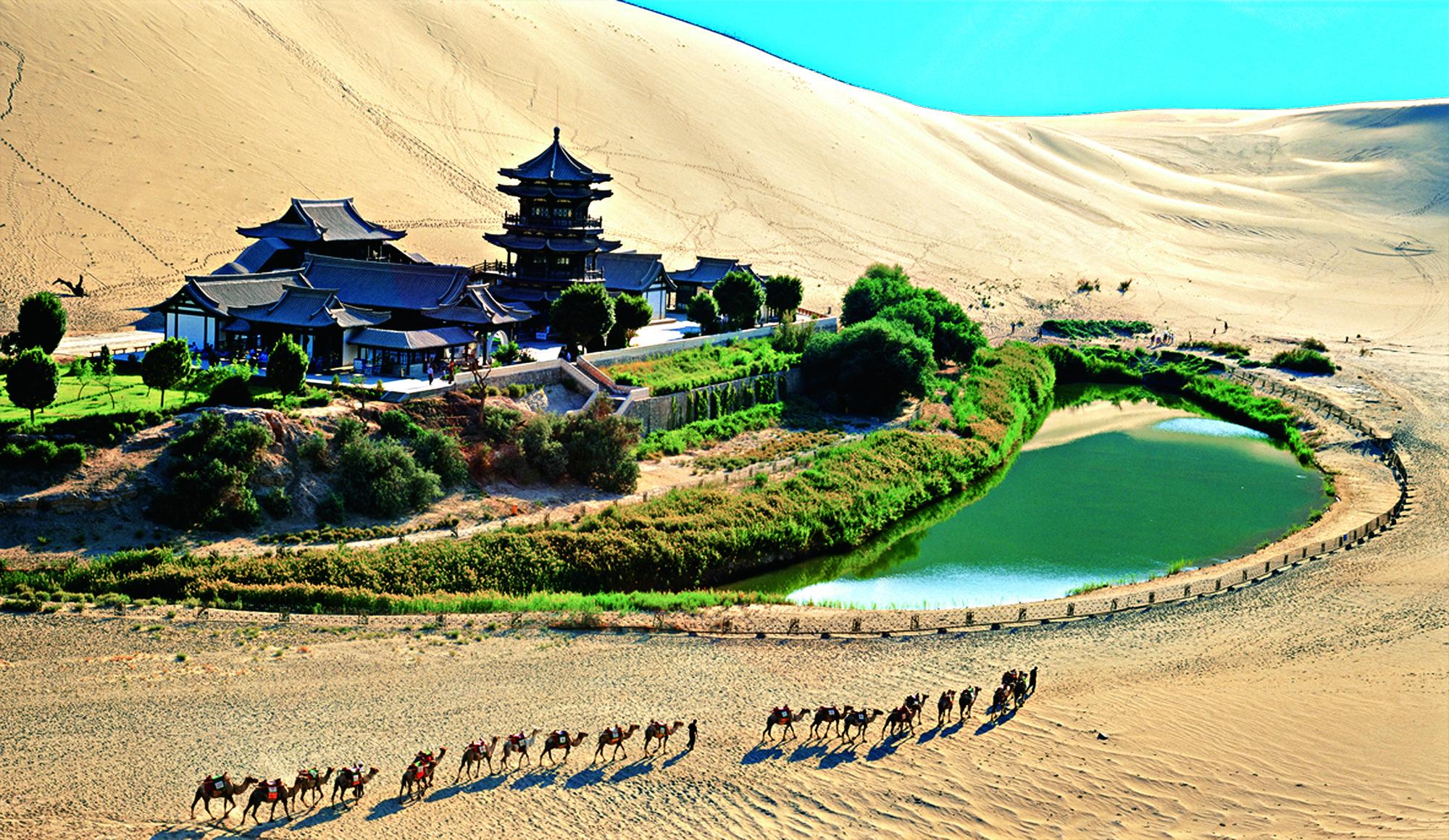 敦煌鸣沙山月牙泉