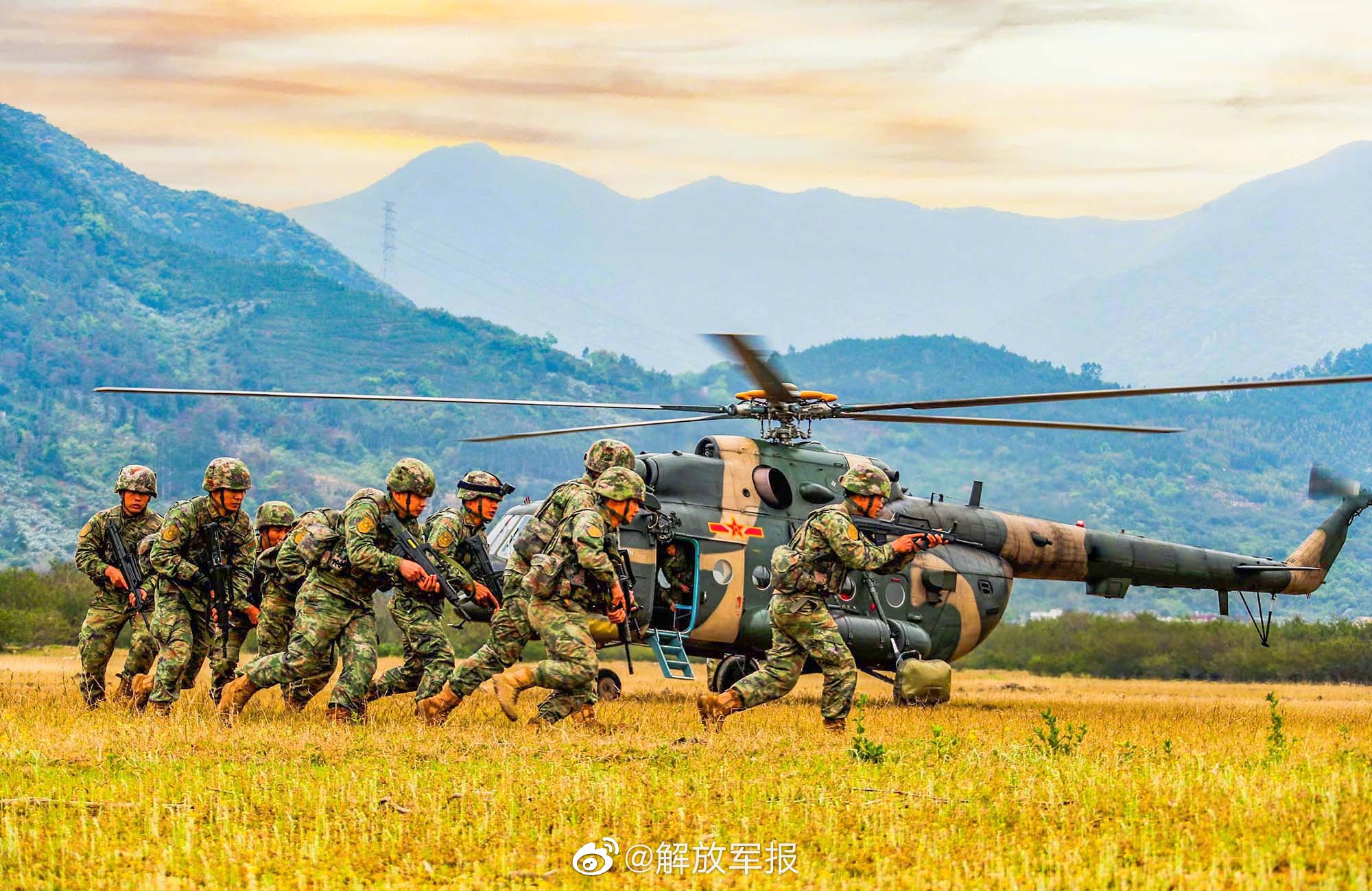 东部战区陆军某旅组织实兵实降空地联合演练|陆军_新浪财经_新浪网