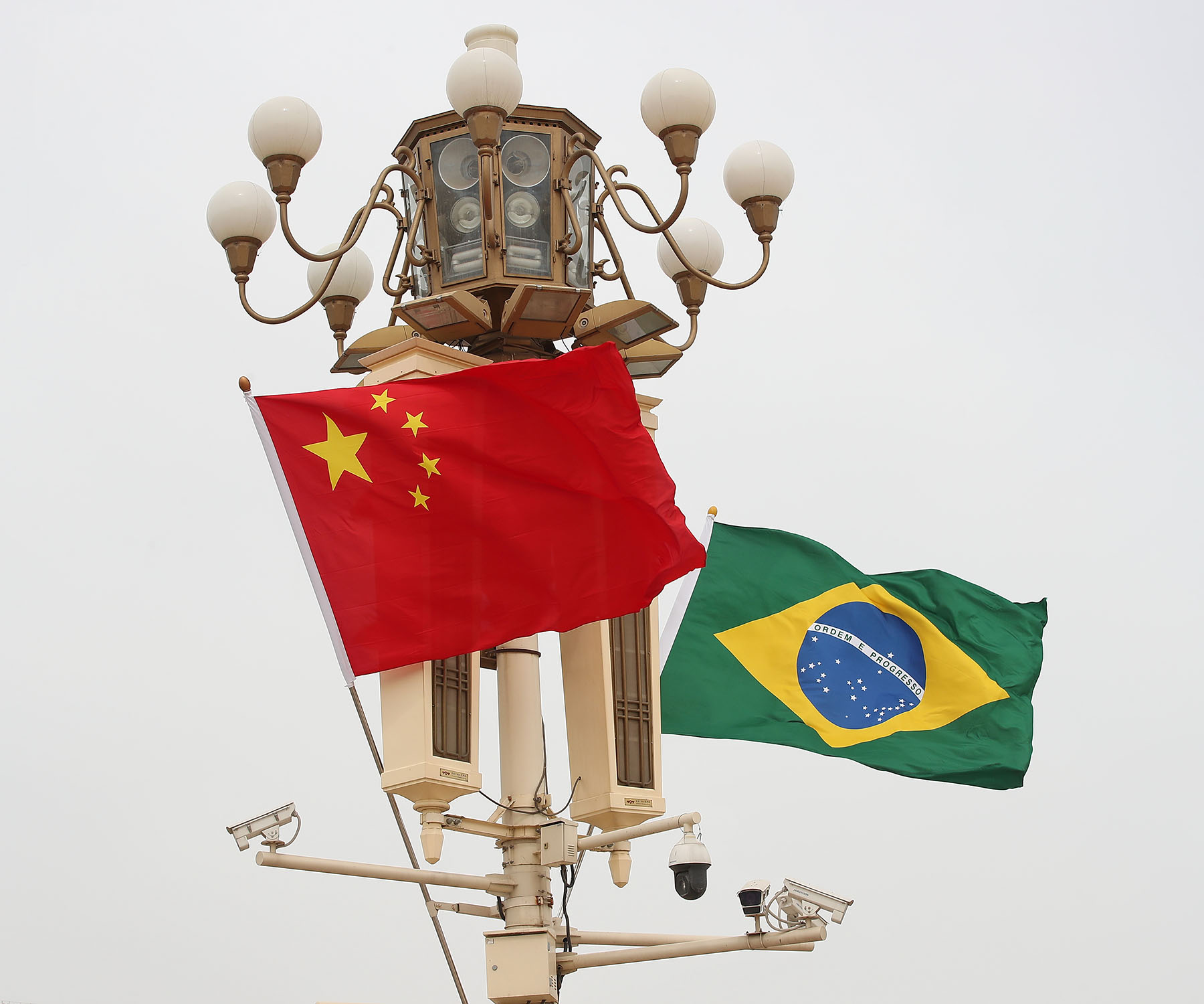 4月14日,北京悬挂中国和巴西两国国旗 图自澎湃影像