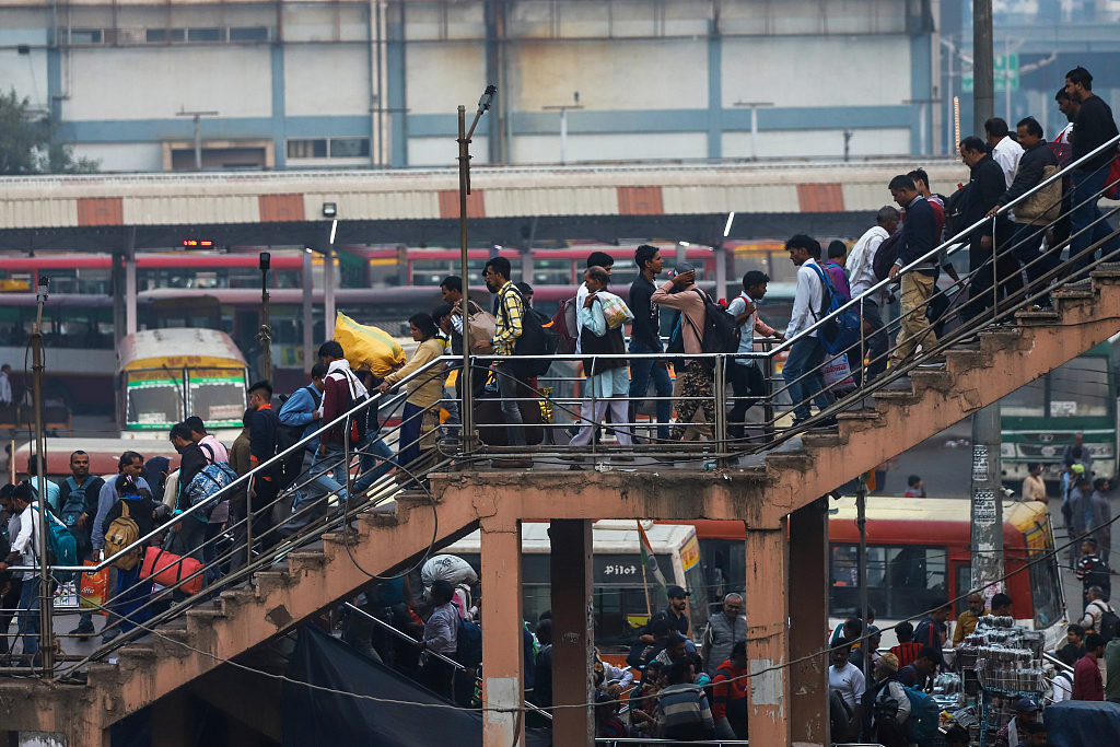 当地时间2022年11月14日,印度新德里,anand vihar公交终点站外挤满了