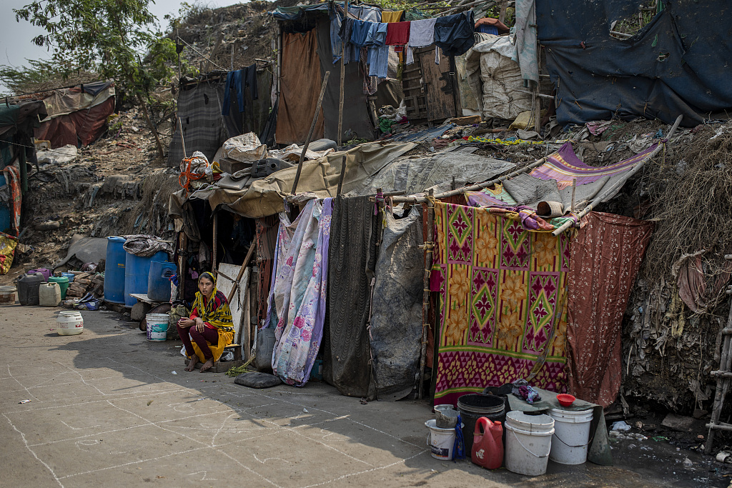 当地时间2021年3月10日,印度新德里,拾荒者居住的棚户区.
