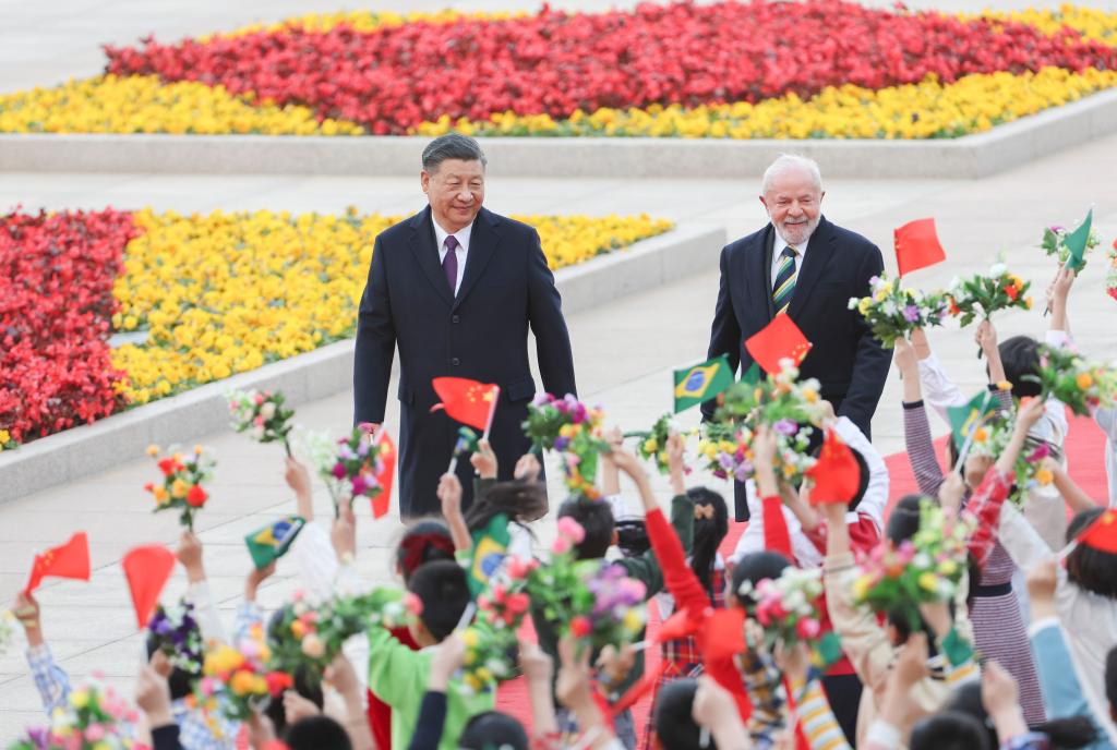 4月14日下午，国家主席习近平在北京人民大会堂同来华进行国事访问的巴西总统卢拉举行会谈。这是会谈前，习近平在人民大会堂东门外广场为卢拉举行欢迎仪式。
