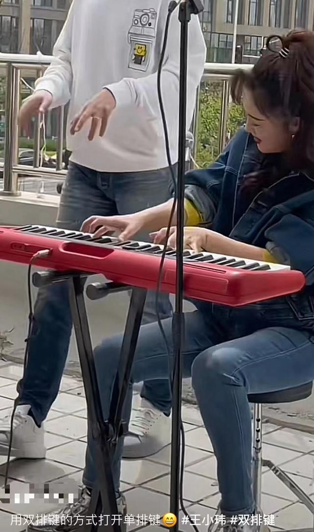 【GG扑克】39岁王小玮街头卖力表演,丰满变胖被曝已复婚,央视杨帆帮忙指挥【EV扑克官网】