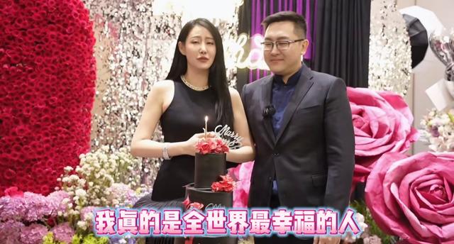 40岁网红左岸潇被求婚，与未婚夫分分合合27年，曾与汪小菲传绯闻