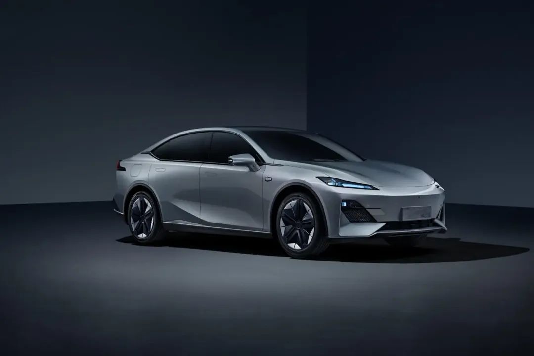 油耗4.5L续航1200KM，无框车门+奔驰S座舱，15万拿下？