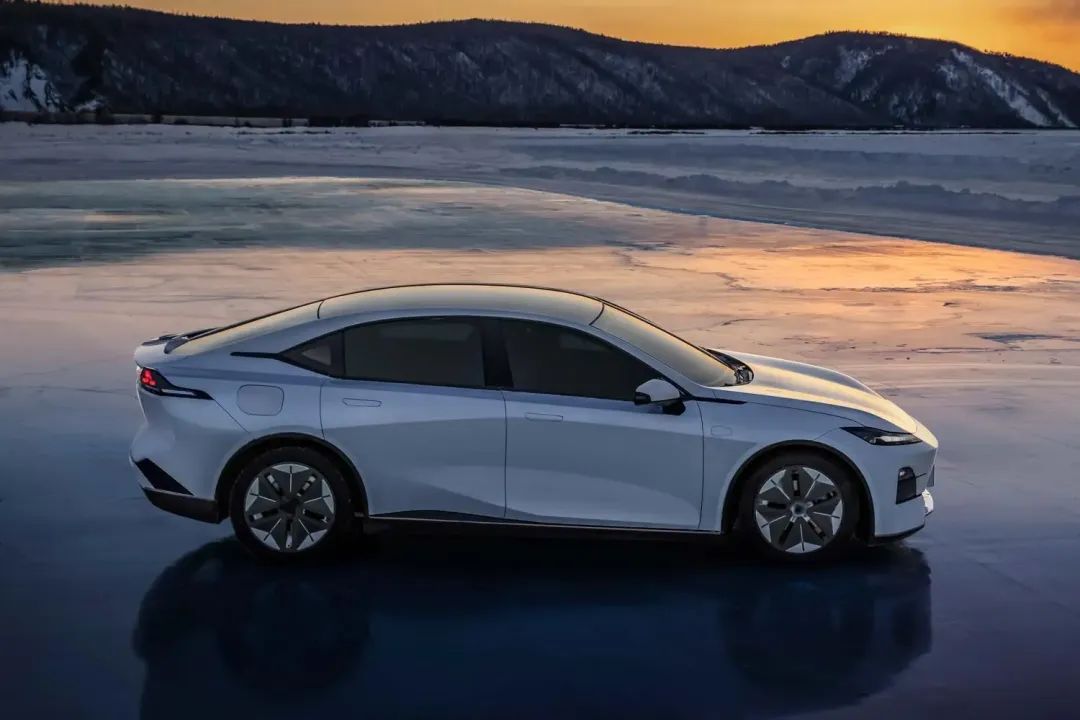 油耗4.5L续航1200KM，无框车门+奔驰S座舱，15万拿下？