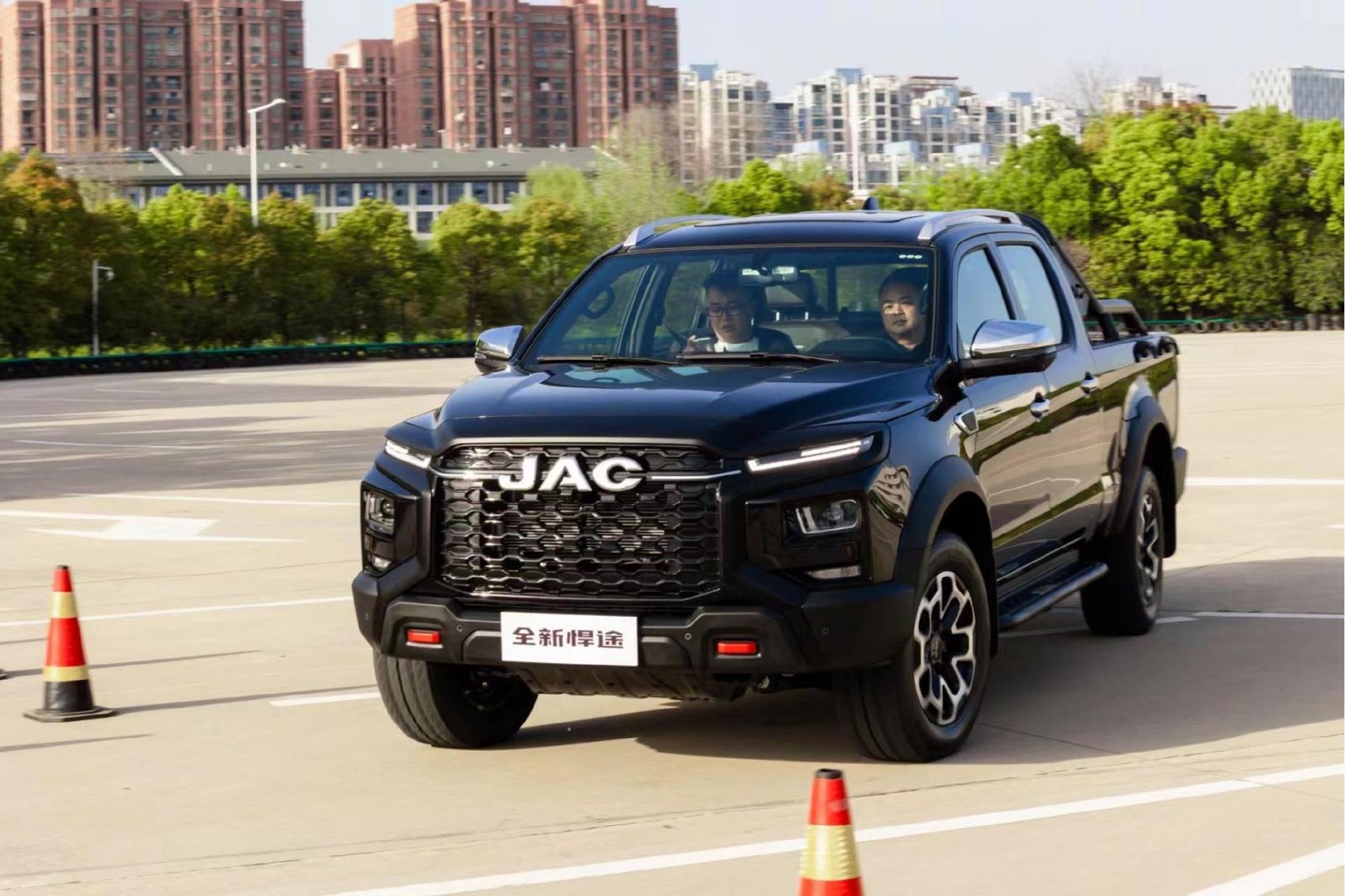 覆盖全场景出行体验江淮皮卡全新悍途家族亮相