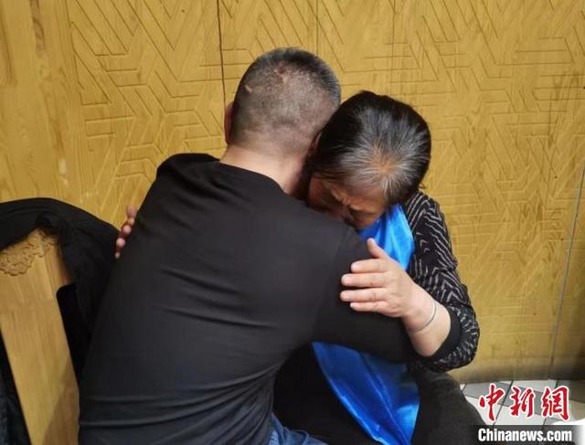 图为母子俩抱头痛哭. 张洋供图