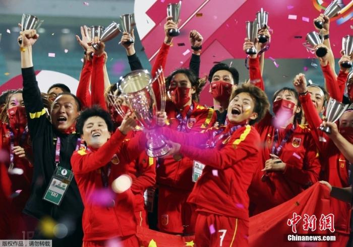 资料图：图为中国女足队员捧杯。