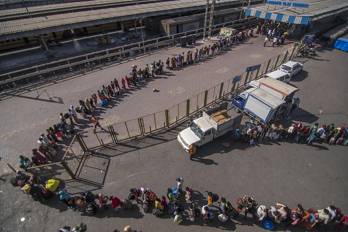 当地时间2020年5月29日,印度孟买,人们聚集在洛克曼亚·蒂拉克终点站