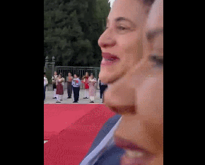 巴西文化部长一边跟唱一边抹泪 截图自巴农业发展部长发布视频