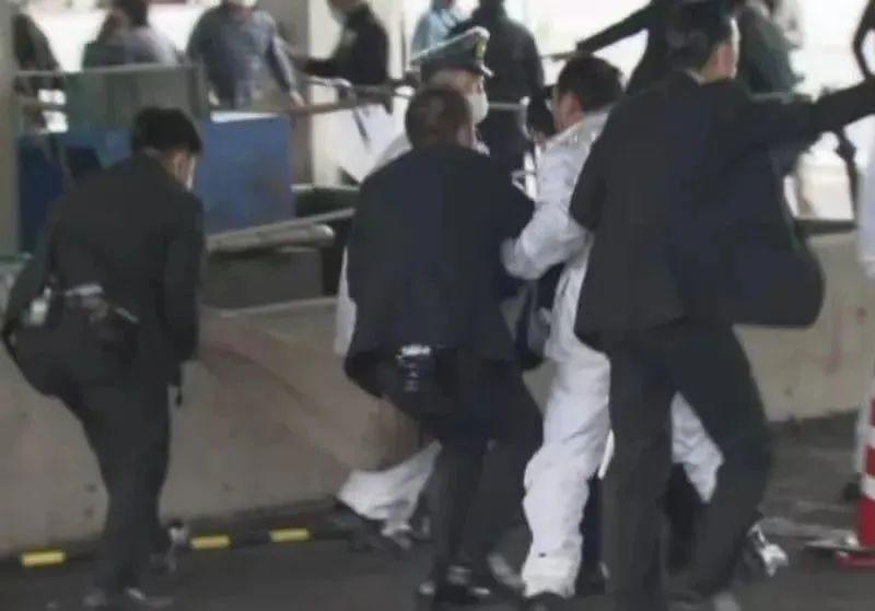 被扔爆炸物，岸田文雄致歉，涉嫌投掷爆炸物男子身份曝光