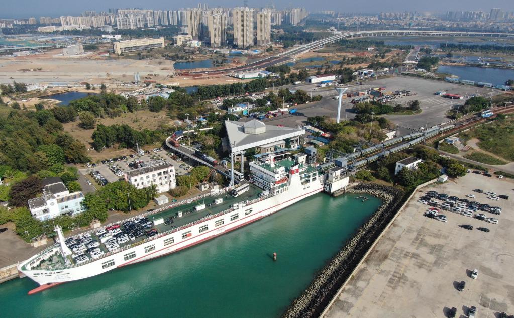 　　2023年1月6日，在位于海口的粤海铁路轮渡南港码头，粤海铁1号轮渡停靠泊位并装载列车（无人机照片）。新华社记者 邓华 摄