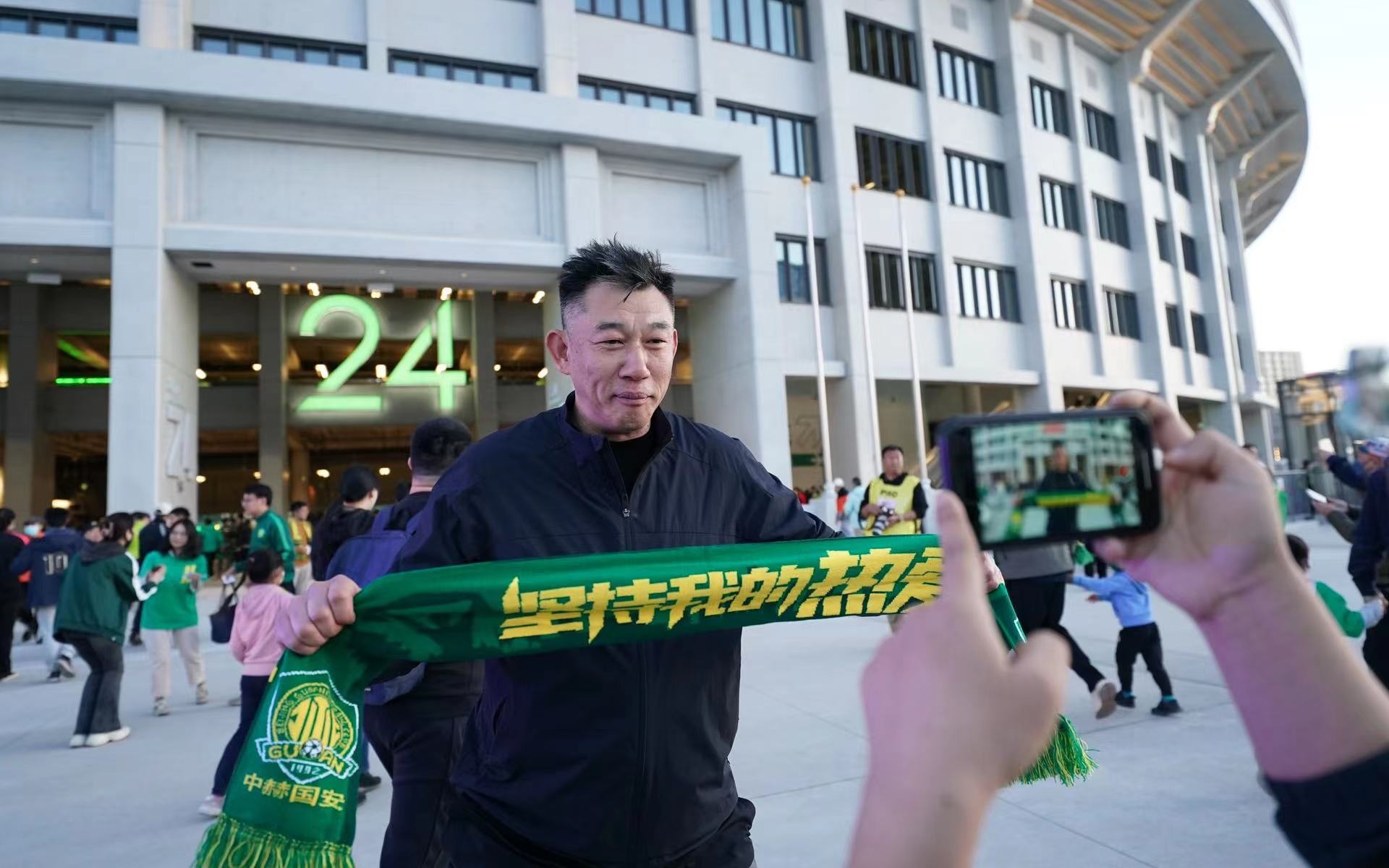 周宁在24号看台入口前为国安加油.