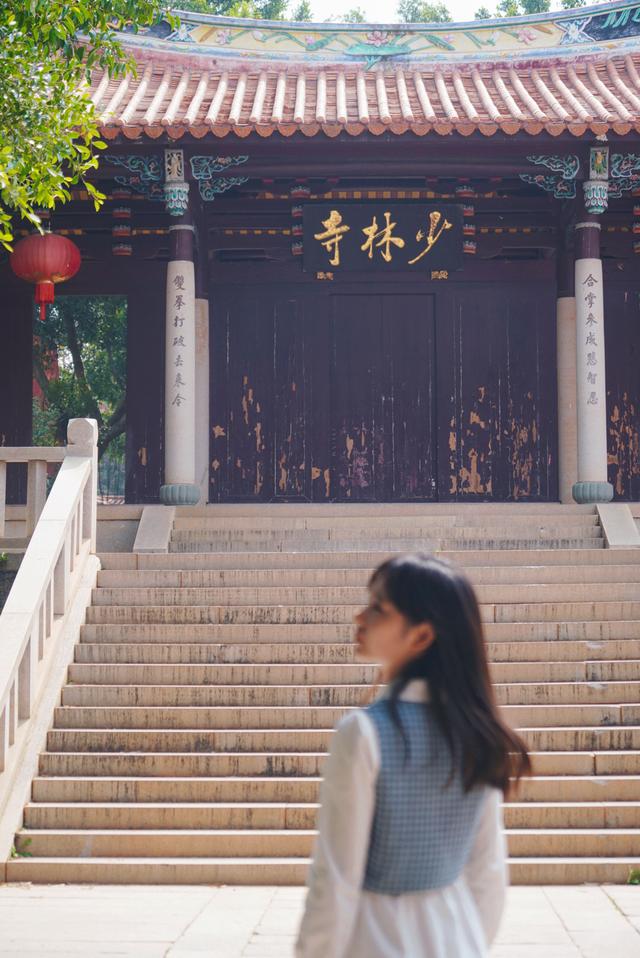 游客在泉州少林寺大门前拍照. 澎湃新闻记者 王珏玮 图