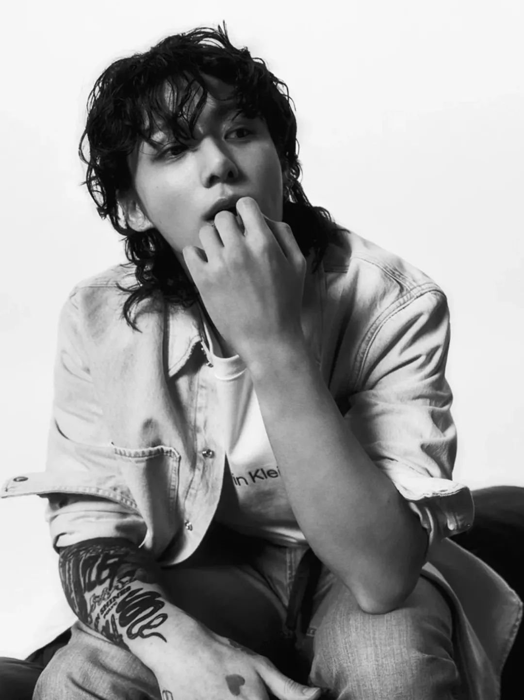 这款可以说是近期被bts田柾国带火的发型,一头羊毛卷搭配肌肉线条登上