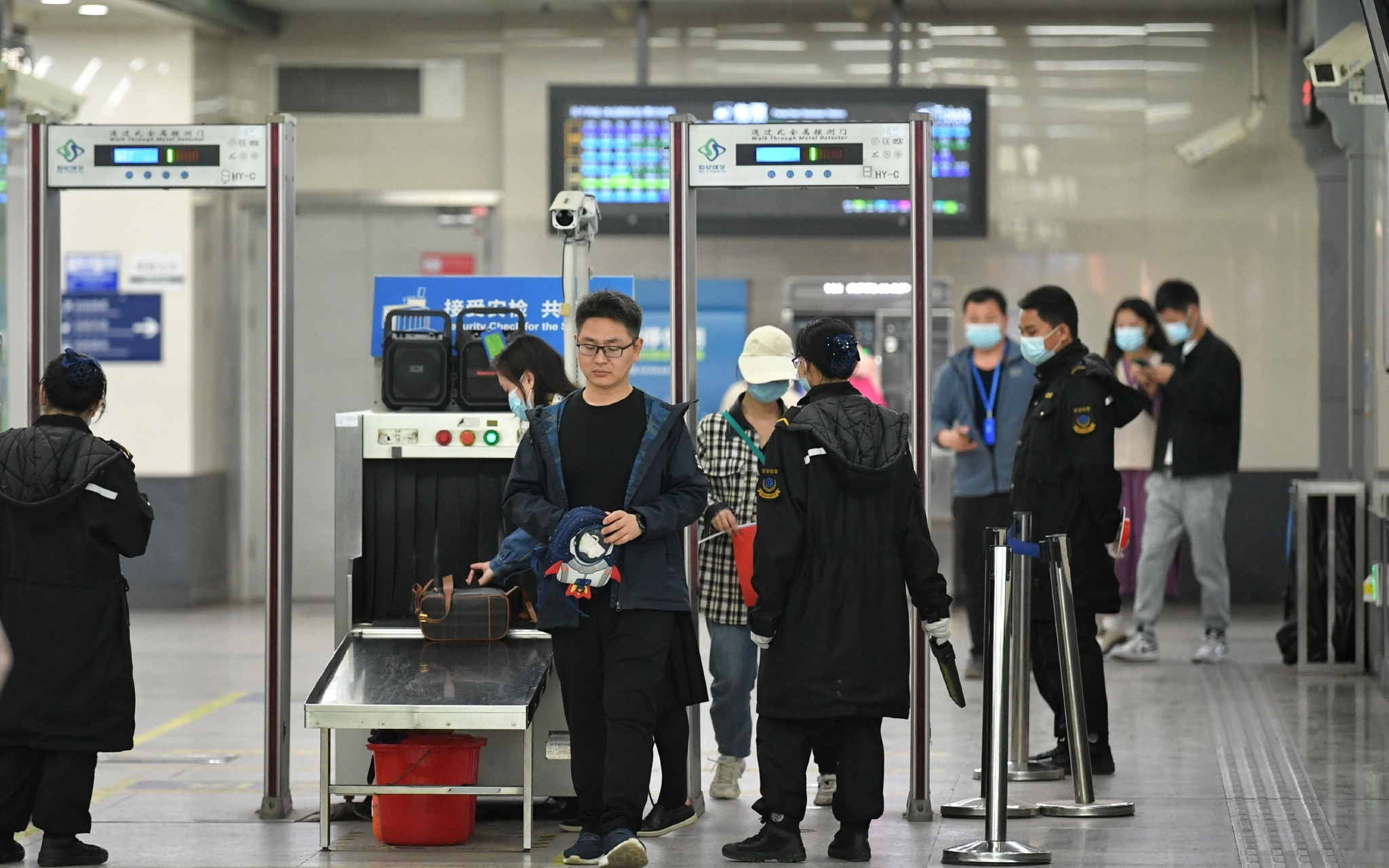▲4月16日，北京地铁百子湾站，一位不戴口罩的乘客顺利通过安检进站。新京报记者 王贵彬摄