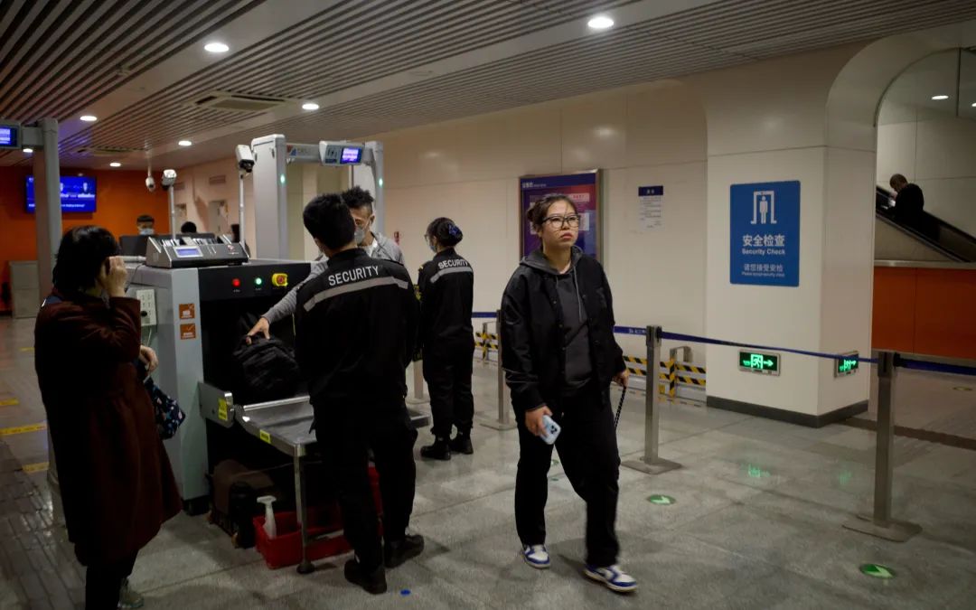 ▲地铁10号线双井站,一位不戴口罩的乘客顺利通过安检进站。新京报记者 裴剑飞 摄