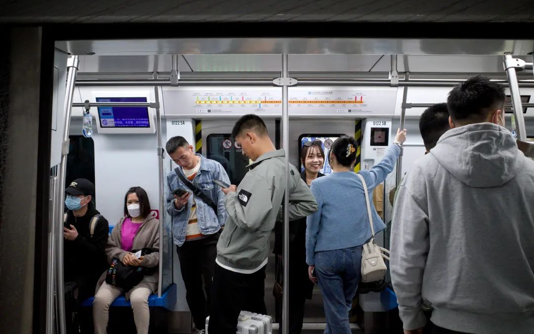 ▲地铁7号线列车内,有多名未佩戴口罩的乘客。新京报记者 裴剑飞 摄
