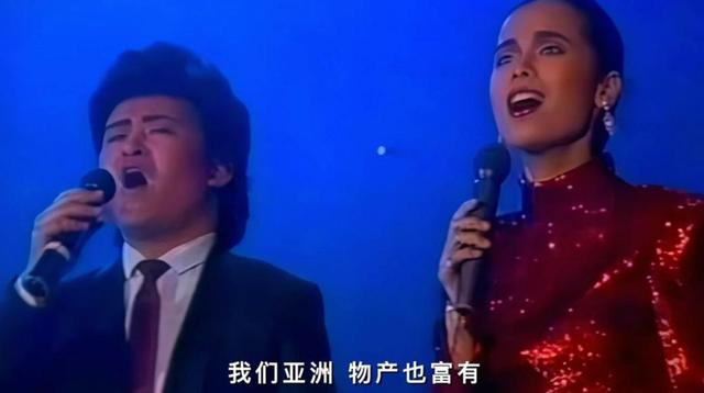 时隔33年韦唯再唱《亚洲雄风》,唱功稳健热泪盈眶,现场万人合唱