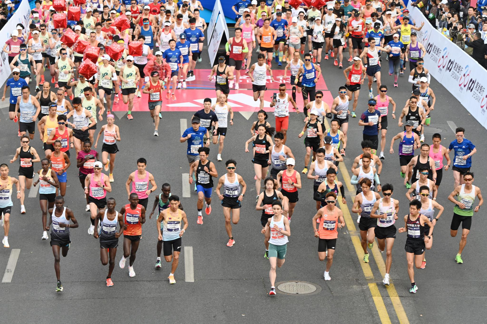 赛事起跑瞬间.&nbsp;澎湃新闻记者&nbsp;朱伟辉&nbsp;图