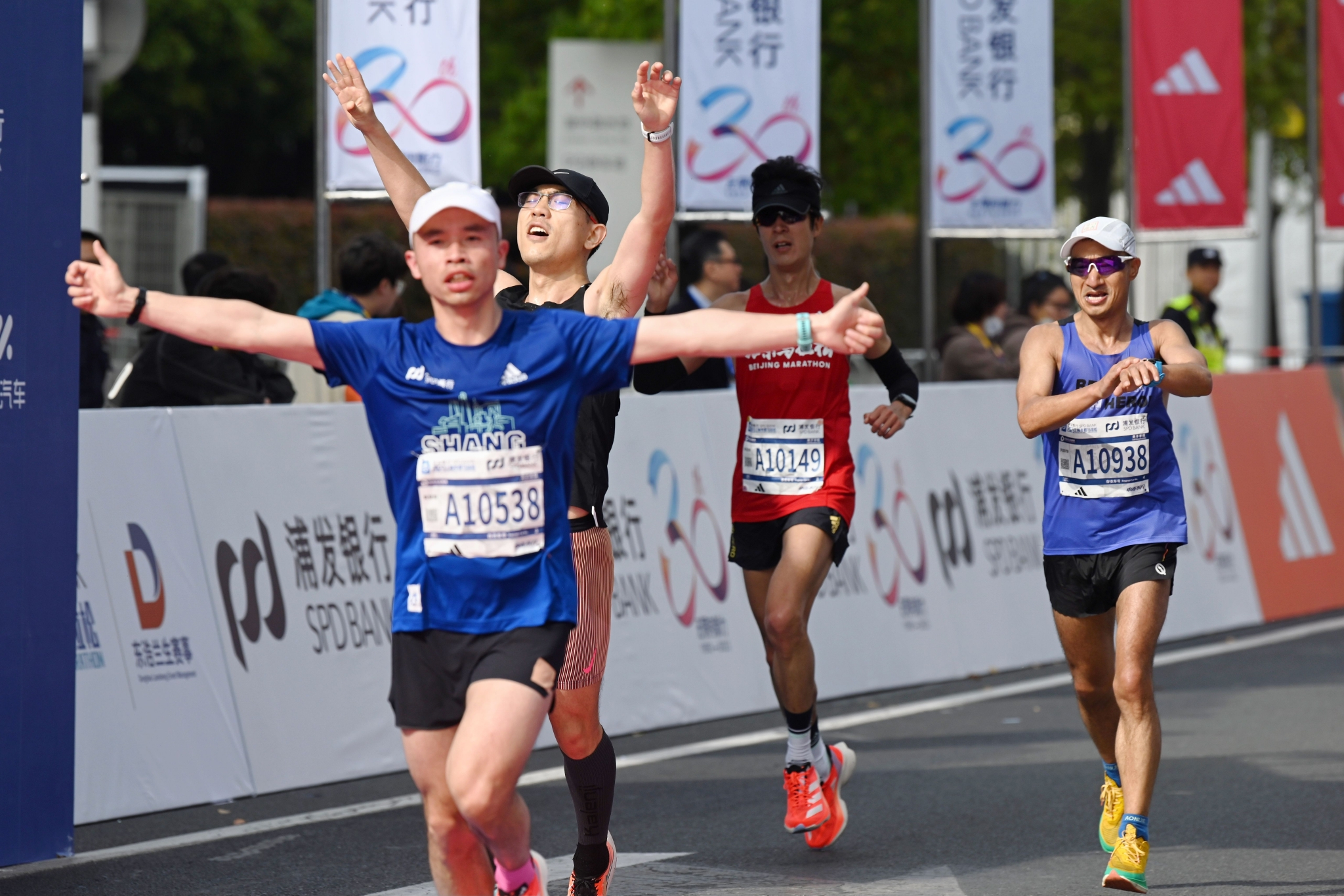 冲线的跑者们.&nbsp;澎湃新闻记者&nbsp;朱伟辉&nbsp;图