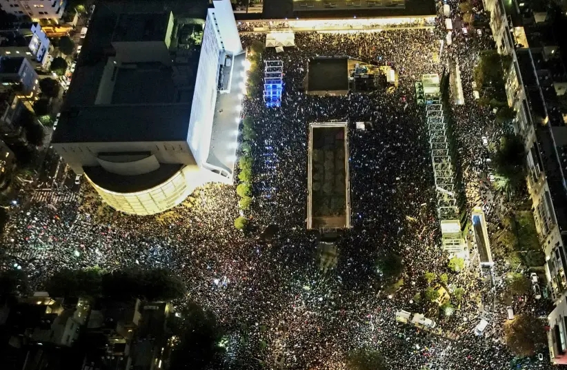1月14日，在特拉维夫和海法的8万以色列人走上街头抗议内塔尼亚胡政府的司法改革