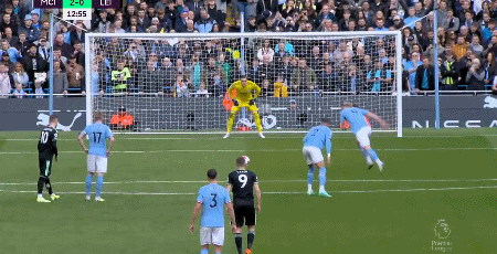 哈兰德点球破门。