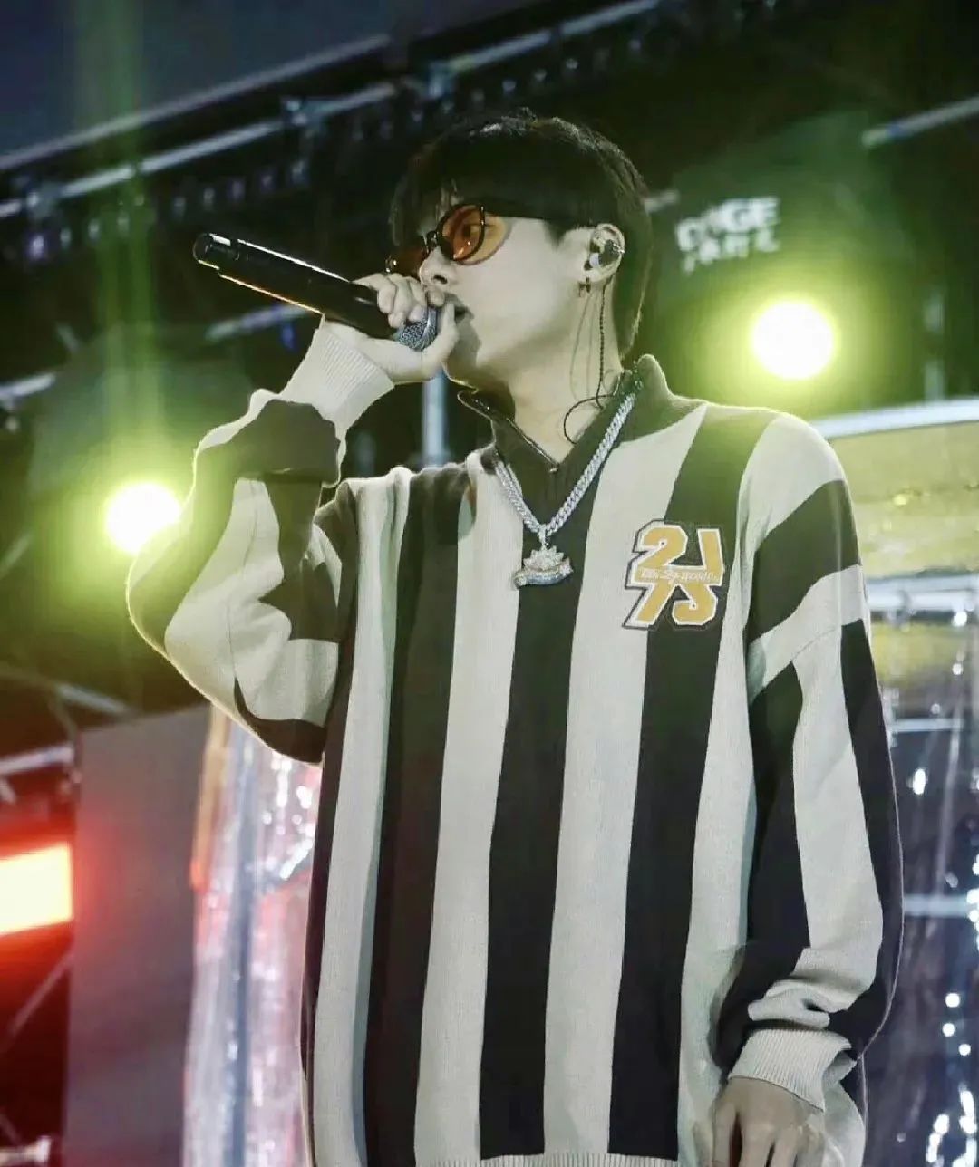 开始之前先公布答案:法老(孙权)(tips:换发型后保安变男高的法老)呐