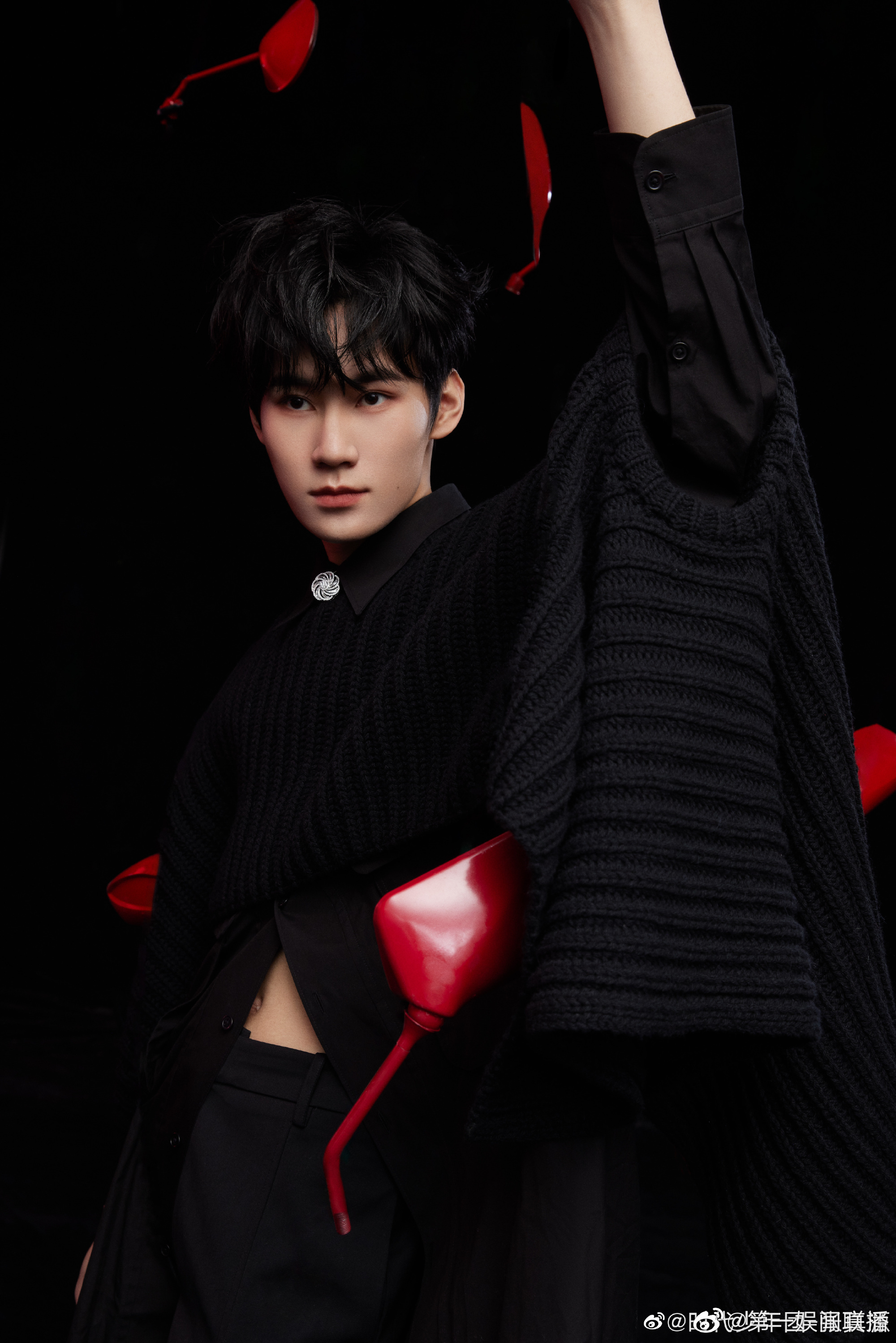 张真源最新汽车大片好炫酷啊冷色调背景配上张老师冷峻的脸庞