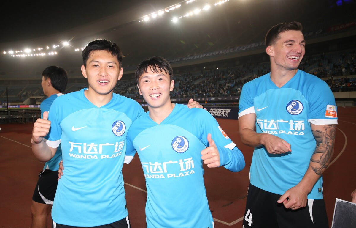 小将王禹和王振澳赛后合影庆祝,旁边的劳烈斯也笑逐颜开!