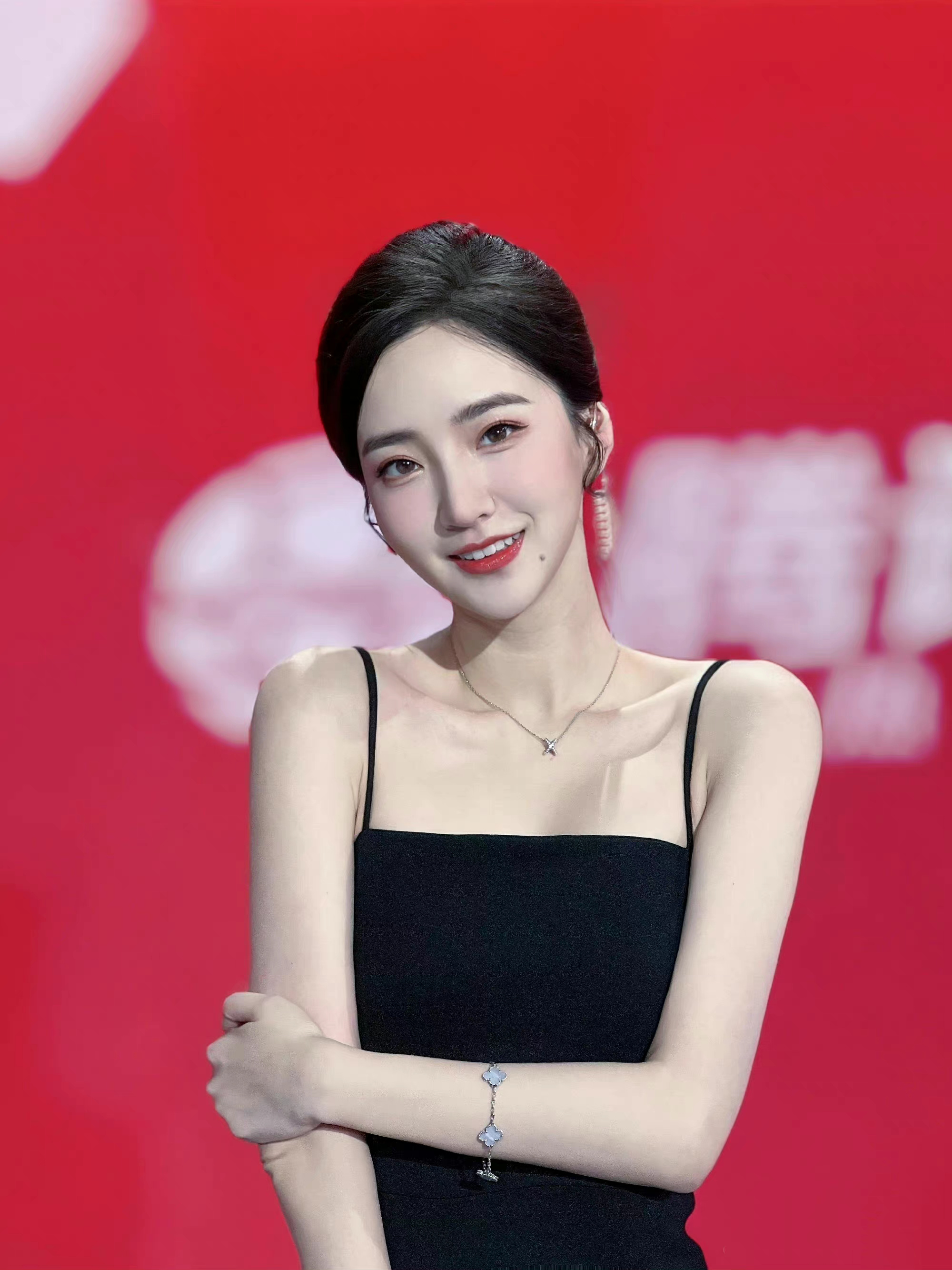 腾讯体育的女主持人，也太漂亮了吧！_新浪新闻
