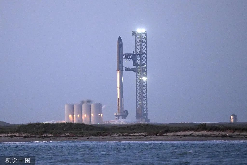 当地时间2023年4月17日，美国得克萨斯州，SpaceX的星际飞船在发射塔上等待发射。图源：视觉中国