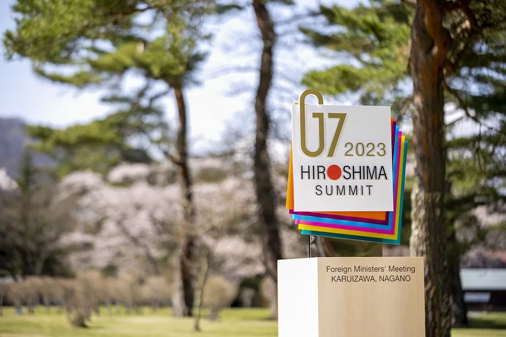 资料图：当地时间2023年4月17日，日本轻井泽町，七国集团外交部长会议会场外，G7的标志清晰可见。