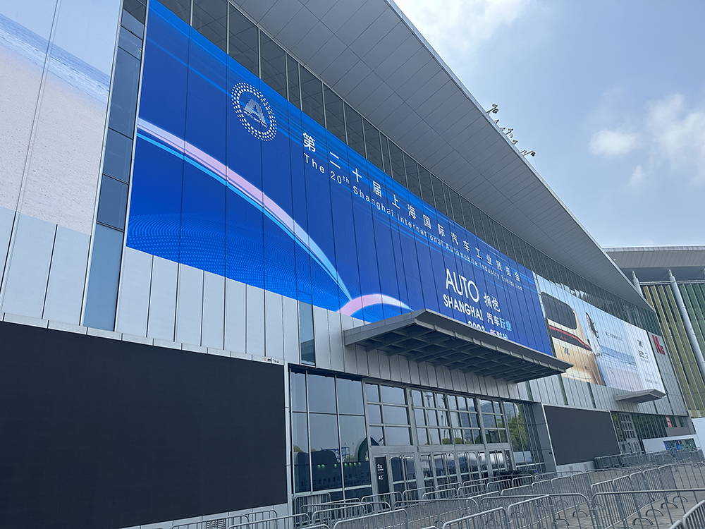 4月17日,国家会展中心(上海)入口处蛇形通道已经布置完毕.