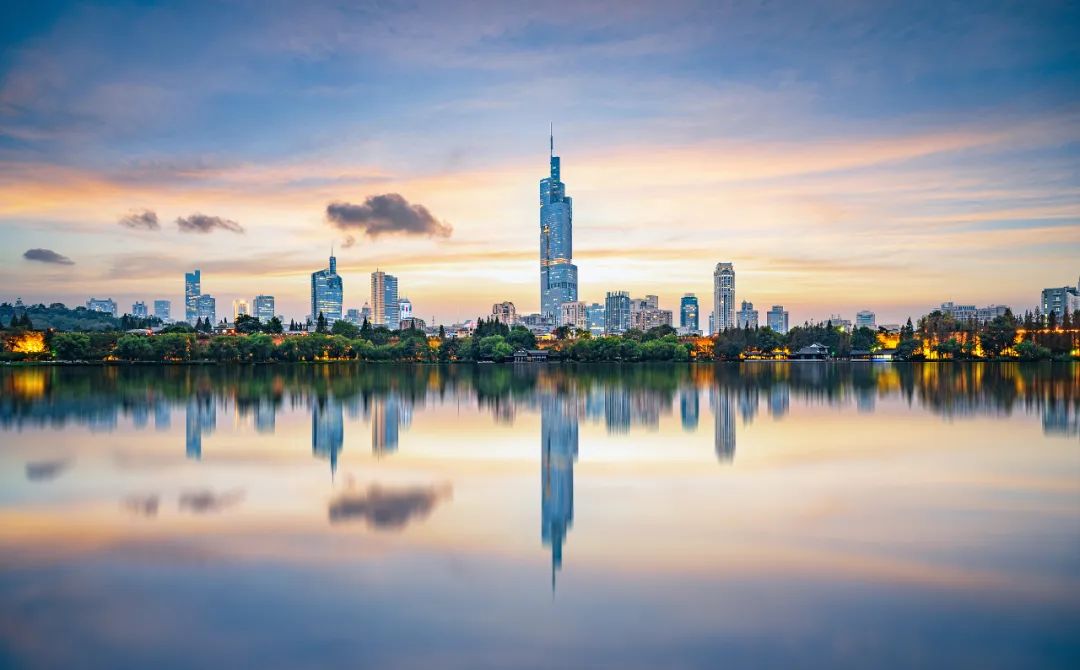 南京玄武湖城市建筑.(图片来源于视觉中国)