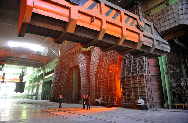 包钢炼钢厂8,9号转炉生产现场.资料照片