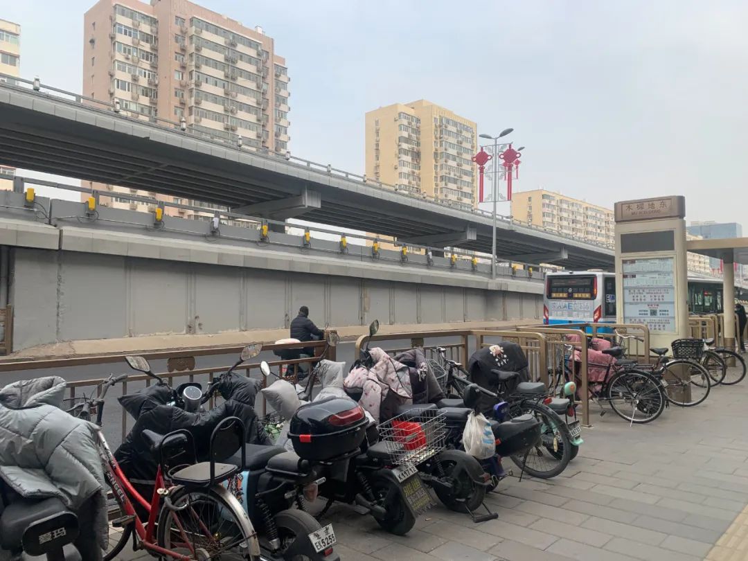 乱！电动自行车、共享单车堵住地铁站口，怎么办？|机动车_新浪财经_新浪网