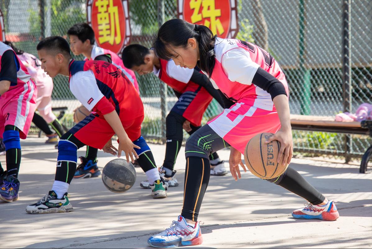 中宁县第九小学学生在体育课上练习运球 黎广滔 摄