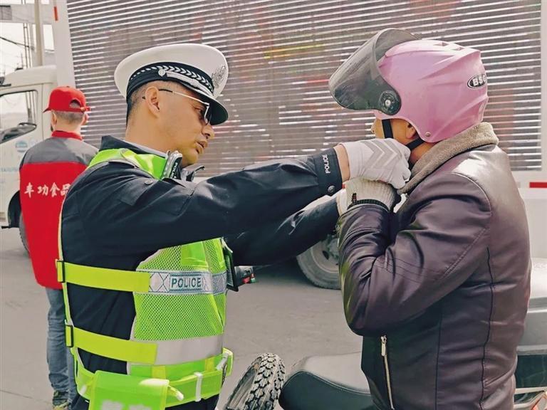 交警帮市民戴好头盔